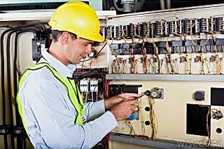 Elektrik panosu üzerinde çalışan personel